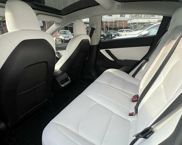 Білий Тесла Модель 3, об'ємом двигуна 0 л та пробігом 59 тис. км за 19200 $, фото 17 на Automoto.ua