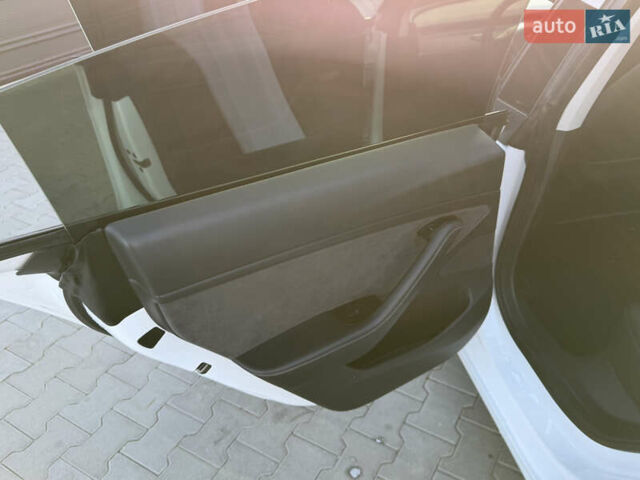 Білий Тесла Модель 3, об'ємом двигуна 0 л та пробігом 74 тис. км за 16500 $, фото 50 на Automoto.ua