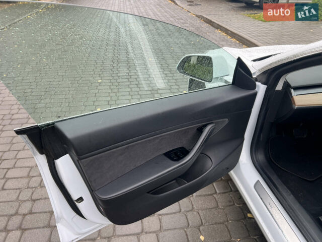 Білий Тесла Модель 3, об'ємом двигуна 0 л та пробігом 103 тис. км за 15000 $, фото 15 на Automoto.ua