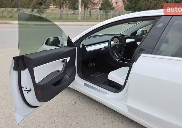 Белый Тесла Модель 3, объемом двигателя 0 л и пробегом 72 тыс. км за 18900 $, фото 8 на Automoto.ua