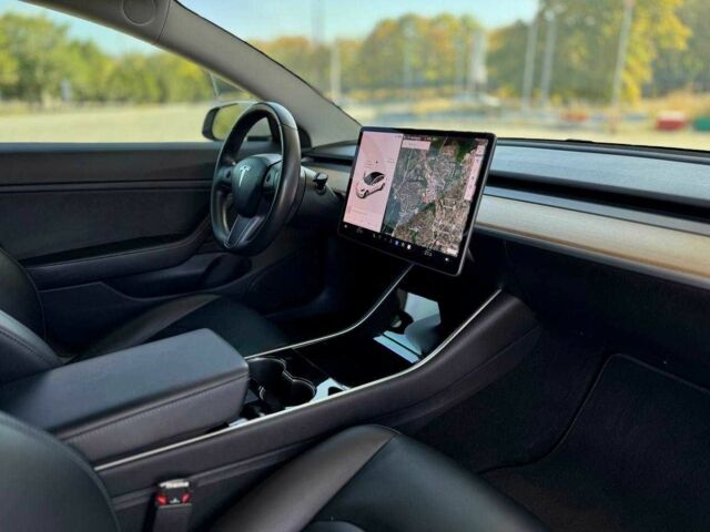 Белый Тесла Модель 3, объемом двигателя 0 л и пробегом 77 тыс. км за 21499 $, фото 22 на Automoto.ua