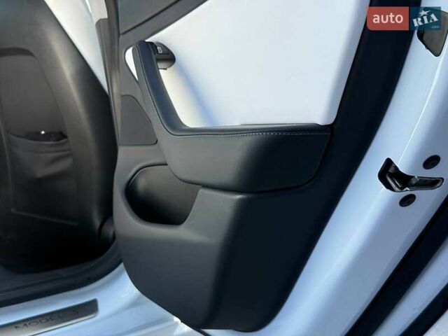 Белый Тесла Модель 3, объемом двигателя 0 л и пробегом 48 тыс. км за 20499 $, фото 37 на Automoto.ua