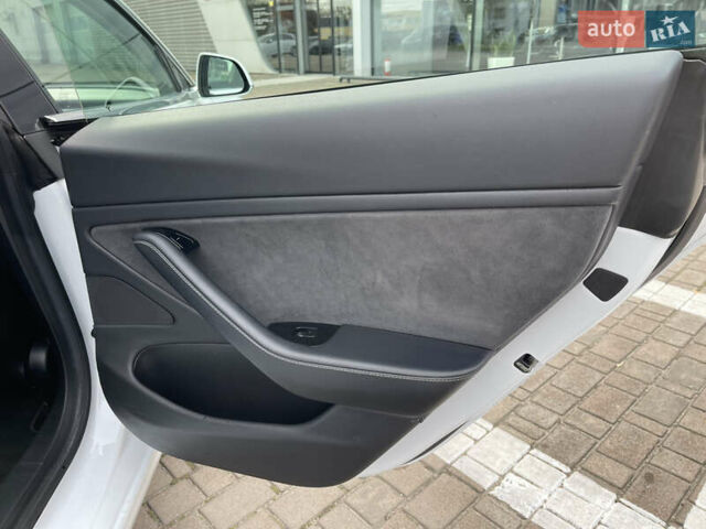 Белый Тесла Модель 3, объемом двигателя 0 л и пробегом 120 тыс. км за 17000 $, фото 40 на Automoto.ua