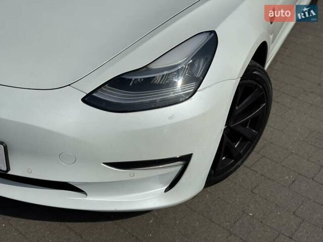 Белый Тесла Модель 3, объемом двигателя 0 л и пробегом 103 тыс. км за 17700 $, фото 16 на Automoto.ua