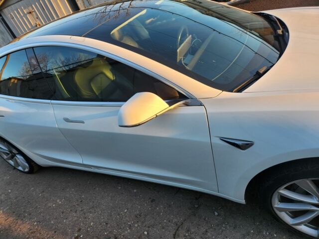 Белый Тесла Модель 3, объемом двигателя 0 л и пробегом 183 тыс. км за 15250 $, фото 4 на Automoto.ua