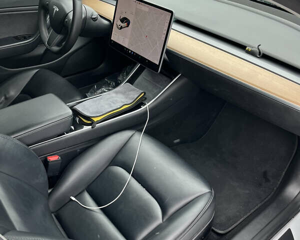 Белый Тесла Модель 3, объемом двигателя 0 л и пробегом 220 тыс. км за 16500 $, фото 19 на Automoto.ua