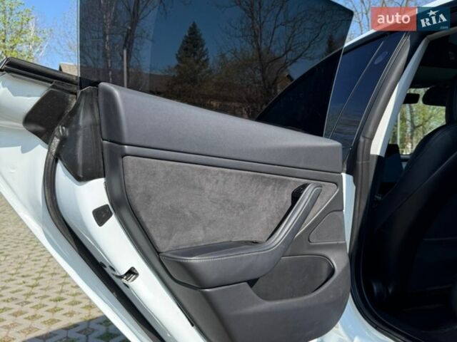 Белый Тесла Модель 3, объемом двигателя 0 л и пробегом 100 тыс. км за 13900 $, фото 63 на Automoto.ua