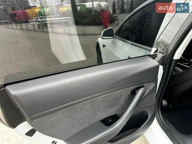 Белый Тесла Модель 3, объемом двигателя 0 л и пробегом 118 тыс. км за 19500 $, фото 17 на Automoto.ua