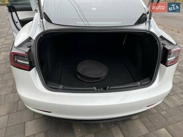 Белый Тесла Модель 3, объемом двигателя 0 л и пробегом 100 тыс. км за 18400 $, фото 4 на Automoto.ua