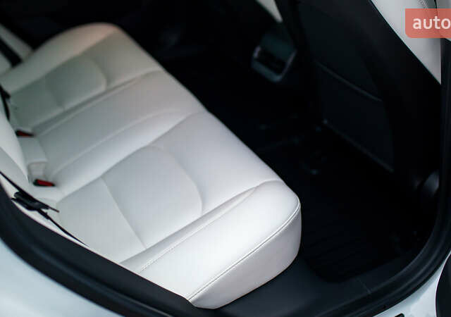 Белый Тесла Модель 3, объемом двигателя 0 л и пробегом 63 тыс. км за 15999 $, фото 30 на Automoto.ua