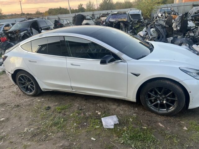 Белый Тесла Модель 3, объемом двигателя 0 л и пробегом 150 тыс. км за 12000 $, фото 1 на Automoto.ua