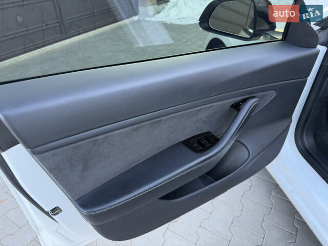 Білий Тесла Модель 3, об'ємом двигуна 0 л та пробігом 74 тис. км за 16500 $, фото 35 на Automoto.ua