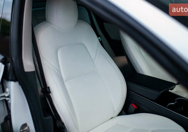 Белый Тесла Модель 3, объемом двигателя 0 л и пробегом 63 тыс. км за 15999 $, фото 44 на Automoto.ua