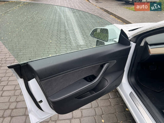 Белый Тесла Модель 3, объемом двигателя 0 л и пробегом 84 тыс. км за 19500 $, фото 15 на Automoto.ua