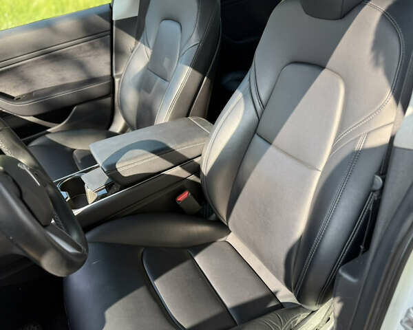Белый Тесла Модель 3, объемом двигателя 0 л и пробегом 101 тыс. км за 14600 $, фото 42 на Automoto.ua