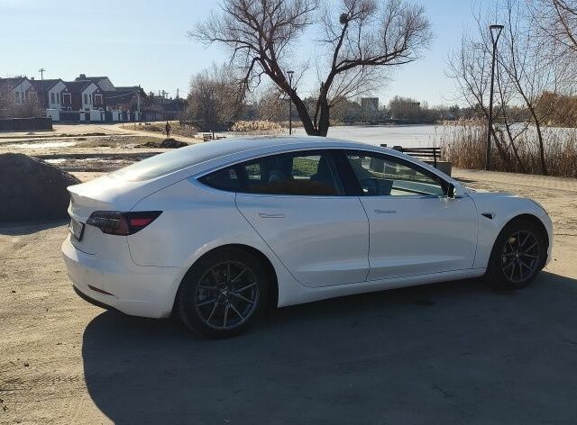 Білий Тесла Модель 3, об'ємом двигуна 0 л та пробігом 95 тис. км за 13500 $, фото 4 на Automoto.ua