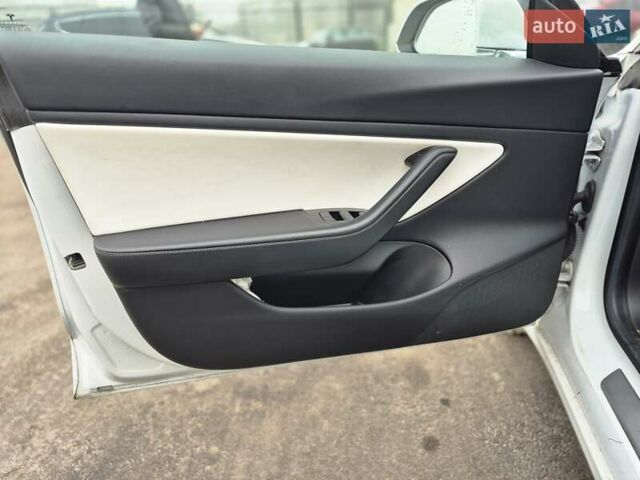 Белый Тесла Модель 3, объемом двигателя 0 л и пробегом 83 тыс. км за 17500 $, фото 6 на Automoto.ua