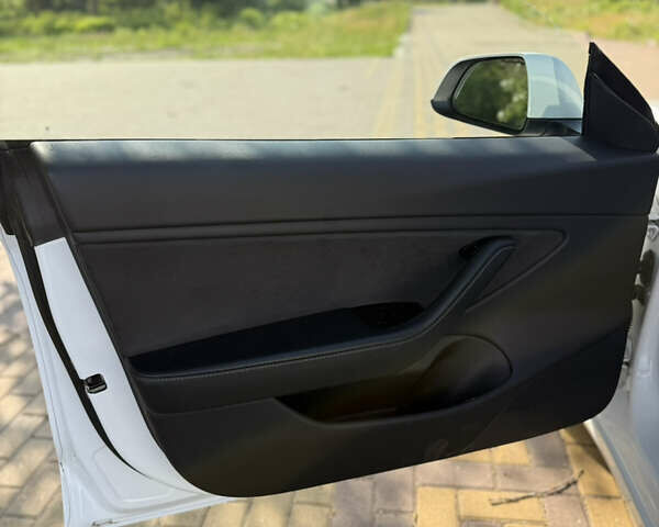 Белый Тесла Модель 3, объемом двигателя 0 л и пробегом 101 тыс. км за 14600 $, фото 44 на Automoto.ua