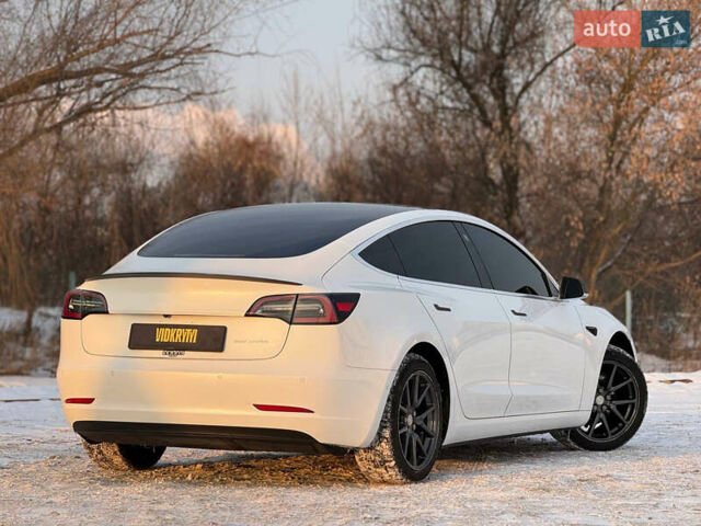 Белый Тесла Модель 3, объемом двигателя 0 л и пробегом 190 тыс. км за 15950 $, фото 20 на Automoto.ua