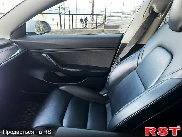 Білий Тесла Модель 3, об'ємом двигуна 0.28 л та пробігом 139 тис. км за 18600 $, фото 9 на Automoto.ua