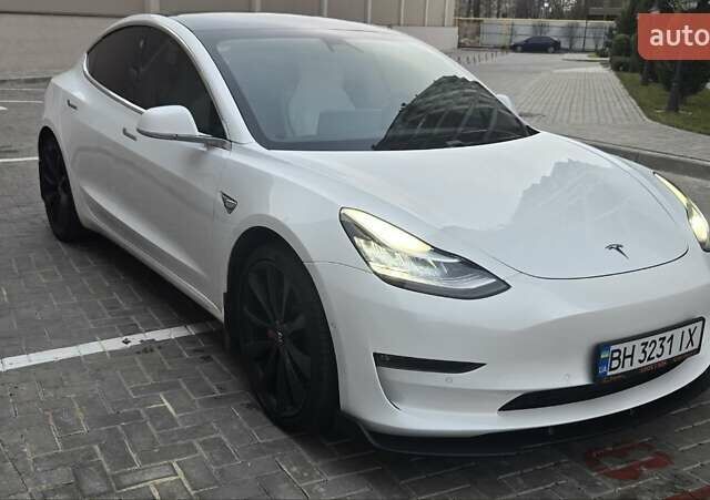 Белый Тесла Модель 3, объемом двигателя 0 л и пробегом 54 тыс. км за 21000 $, фото 1 на Automoto.ua