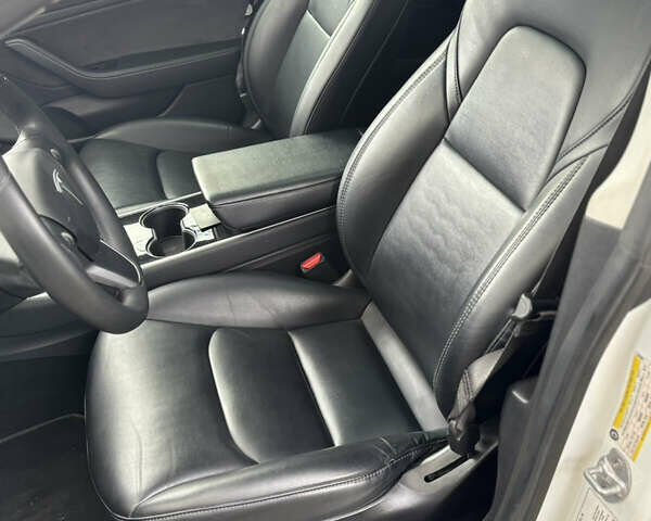 Білий Тесла Модель 3, об'ємом двигуна 0 л та пробігом 114 тис. км за 13950 $, фото 6 на Automoto.ua