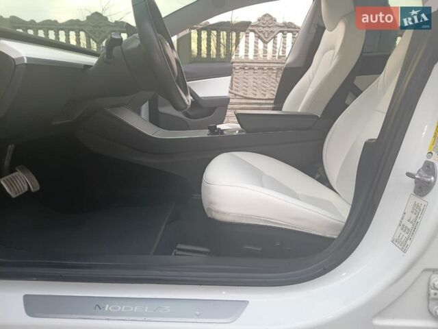 Белый Тесла Модель 3, объемом двигателя 0 л и пробегом 92 тыс. км за 16900 $, фото 8 на Automoto.ua