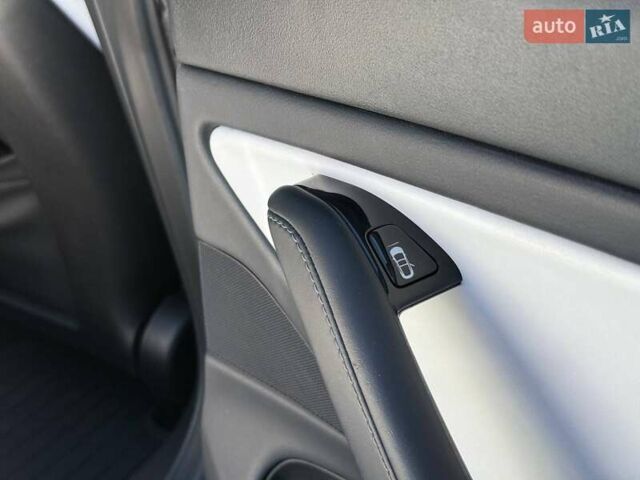 Білий Тесла Модель 3, об'ємом двигуна 0 л та пробігом 67 тис. км за 20499 $, фото 41 на Automoto.ua