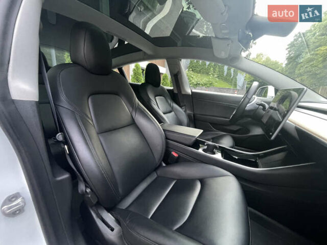 Белый Тесла Модель 3, объемом двигателя 0 л и пробегом 54 тыс. км за 16900 $, фото 15 на Automoto.ua