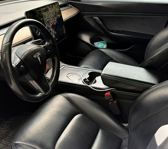 Белый Тесла Модель 3, объемом двигателя 0 л и пробегом 99 тыс. км за 15490 $, фото 10 на Automoto.ua