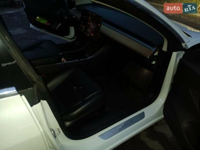 Білий Тесла Модель 3, об'ємом двигуна 0 л та пробігом 184 тис. км за 21100 $, фото 8 на Automoto.ua