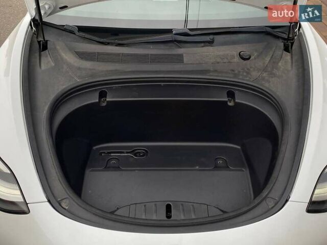 Білий Тесла Модель 3, об'ємом двигуна 0 л та пробігом 130 тис. км за 17200 $, фото 15 на Automoto.ua