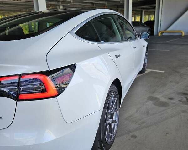 Белый Тесла Модель 3, объемом двигателя 0 л и пробегом 130 тыс. км за 23999 $, фото 12 на Automoto.ua