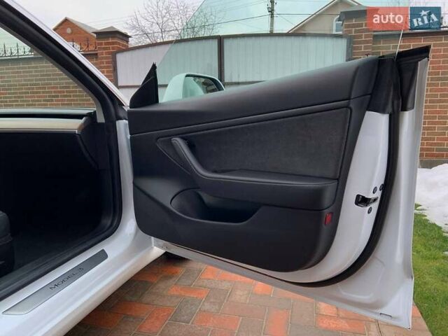 Белый Тесла Модель 3, объемом двигателя 0 л и пробегом 31 тыс. км за 32600 $, фото 46 на Automoto.ua