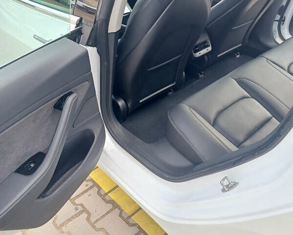 Білий Тесла Модель 3, об'ємом двигуна 0 л та пробігом 65 тис. км за 17700 $, фото 31 на Automoto.ua