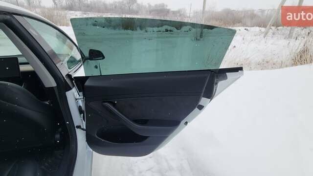 Білий Тесла Модель 3, об'ємом двигуна 0 л та пробігом 130 тис. км за 15500 $, фото 5 на Automoto.ua