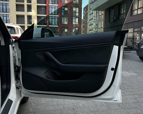 Белый Тесла Модель 3, объемом двигателя 0 л и пробегом 71 тыс. км за 22700 $, фото 15 на Automoto.ua