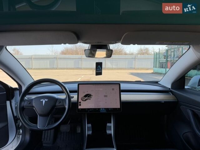 Білий Тесла Модель 3, об'ємом двигуна 0 л та пробігом 88 тис. км за 16999 $, фото 21 на Automoto.ua