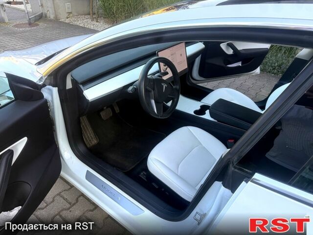 Білий Тесла Модель 3, об'ємом двигуна 0.32 л та пробігом 72 тис. км за 18900 $, фото 9 на Automoto.ua