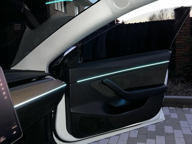 Білий Тесла Модель 3, об'ємом двигуна 0 л та пробігом 76 тис. км за 20500 $, фото 6 на Automoto.ua