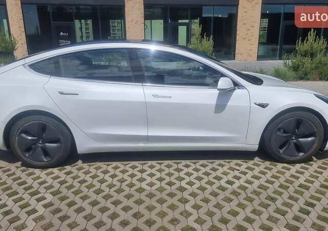 Тесла Модель 3 2019 у Хмельницькому на Automoto.ua Білий Тесла Модель 3, об'ємом двигуна 0 л та пробігом 55 тис. км за 20000 $, фото 1 на Automoto.ua