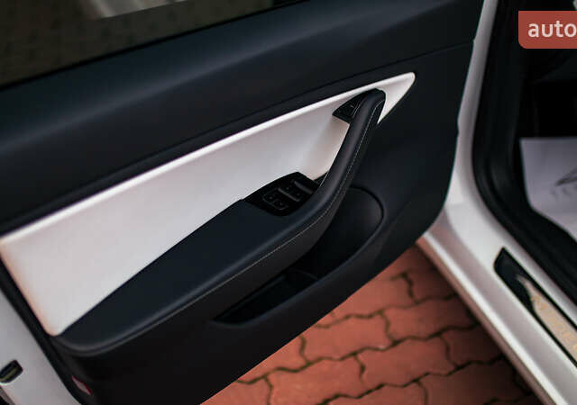 Белый Тесла Модель 3, объемом двигателя 0 л и пробегом 63 тыс. км за 15999 $, фото 48 на Automoto.ua