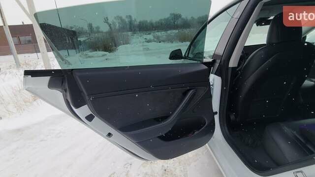 Білий Тесла Модель 3, об'ємом двигуна 0 л та пробігом 130 тис. км за 15500 $, фото 6 на Automoto.ua