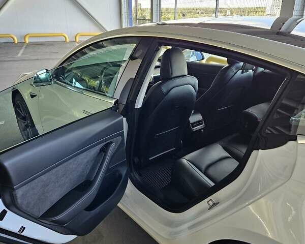 Белый Тесла Модель 3, объемом двигателя 0 л и пробегом 130 тыс. км за 23999 $, фото 13 на Automoto.ua