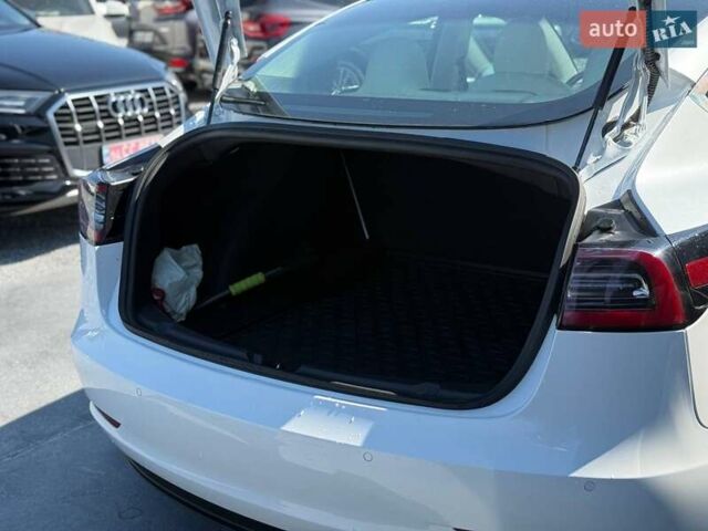 Белый Тесла Модель 3, объемом двигателя 0 л и пробегом 48 тыс. км за 20499 $, фото 49 на Automoto.ua