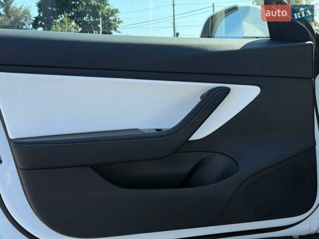 Белый Тесла Модель 3, объемом двигателя 0 л и пробегом 48 тыс. км за 20499 $, фото 13 на Automoto.ua