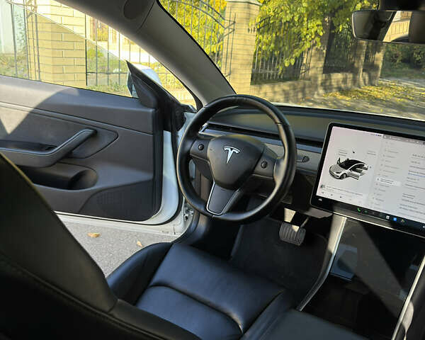 Белый Тесла Модель 3, объемом двигателя 0 л и пробегом 114 тыс. км за 16000 $, фото 7 на Automoto.ua