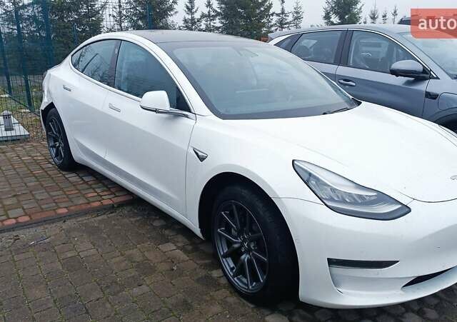 Белый Тесла Модель 3, объемом двигателя 0 л и пробегом 59 тыс. км за 17999 $, фото 2 на Automoto.ua