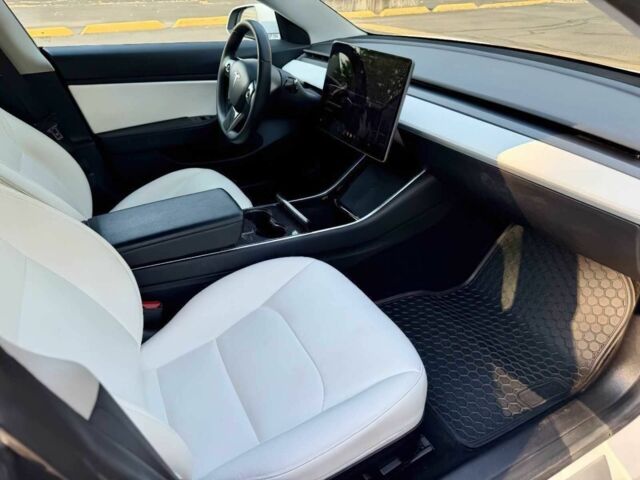 Білий Тесла Модель 3, об'ємом двигуна 0 л та пробігом 54 тис. км за 8016 $, фото 6 на Automoto.ua