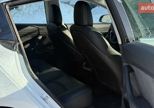 Белый Тесла Модель 3, объемом двигателя 0 л и пробегом 70 тыс. км за 13900 $, фото 12 на Automoto.ua